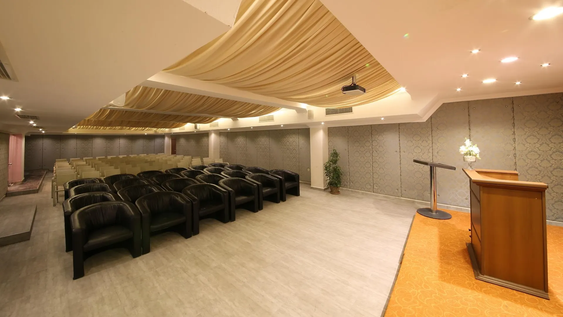 L\'Etoile Hotel contacts